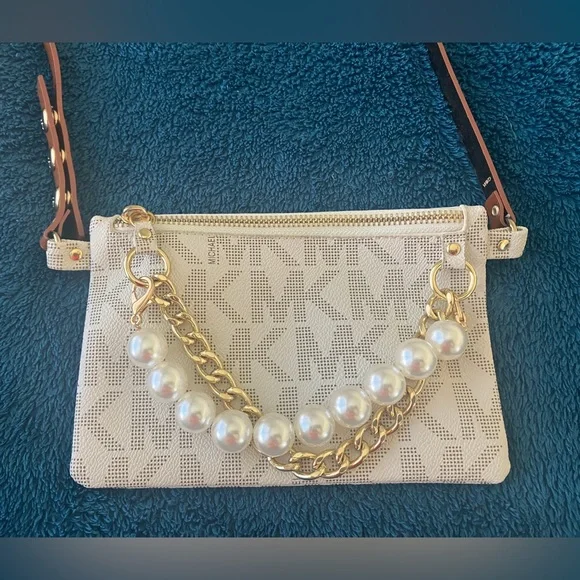 Michael Kors Monogram Vanilla Pouchette - Picture 2 of 8